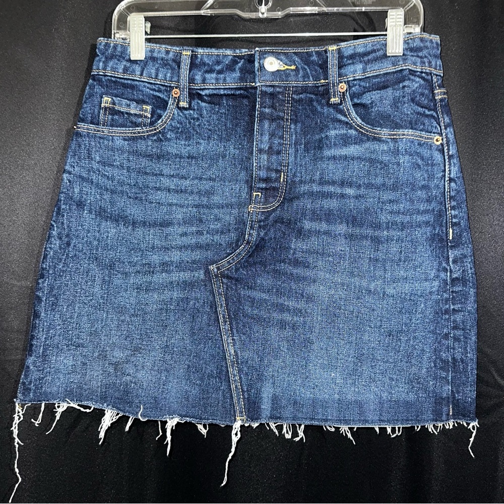 Old Navy Dark Wash Denim Mini Skirt with Frayed Hem. Size 4. Spring/summer